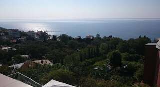 Гостевой дом Гостевой дом Тихий дворик Ялта Семейный номер -1