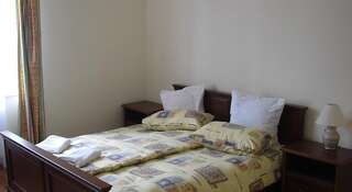 Гостевой дом Гостевой дом Тихий дворик Ялта Семейный номер -4